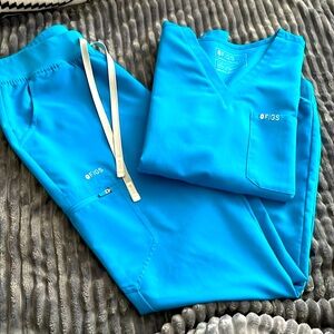 Women’s FIGS scrub set in extreme blue / medium tall/ medium